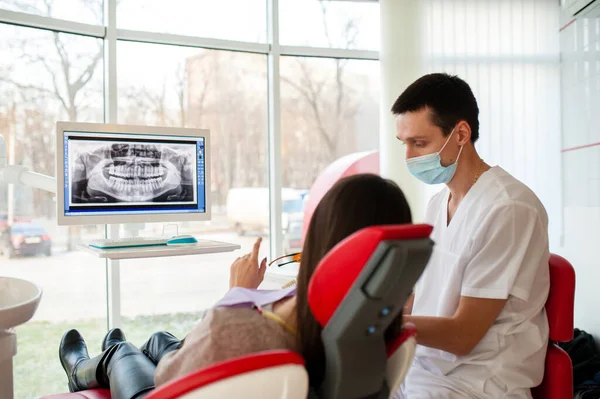Tandläkaren Berättar Patienten Villkora Tänderna — Stockfoto