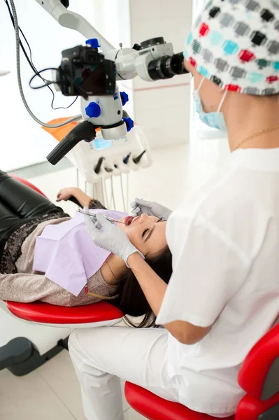 Dentysta Jest Decydując Się Piękną Dziewczynę Stomatologii — Zdjęcie stockowe