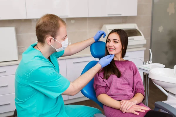 Lyckad Glad Kaukasisk Tandläkare Ortodont Bota Läkande Patienter Munhåla Fyllning — Stockfoto