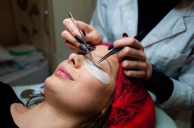 Güzellik salonunda kirpik uzantıları