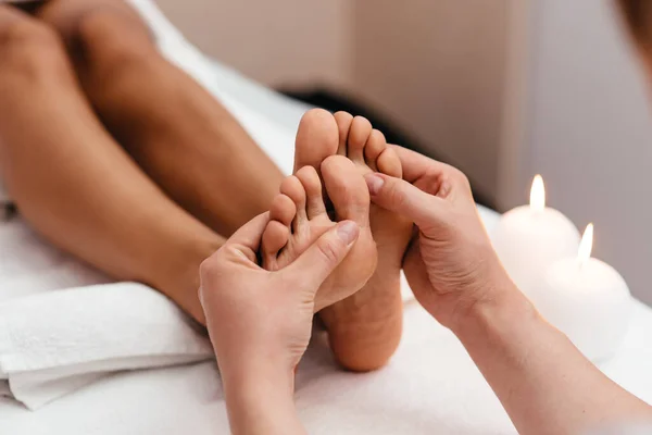 修脚和足部按摩 在一家美容院为修脚和足部按摩的女人 — 图库照片