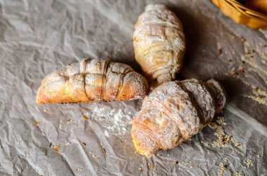 Güzel servis masaları ve tabaklar..