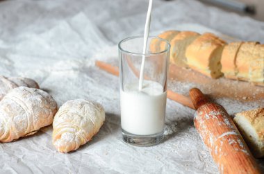 Natürmort süt ve ekmek ürünleri.