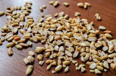 Masanın üzerine dökülen fıstık.