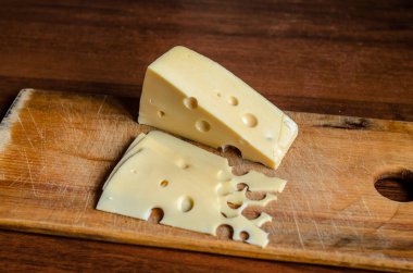 Peynir ahşap bir gemide Dilimleme.