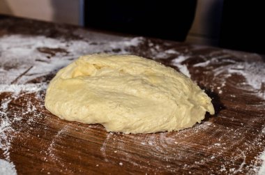 Ekmek pişirme için hamur yoğurma.