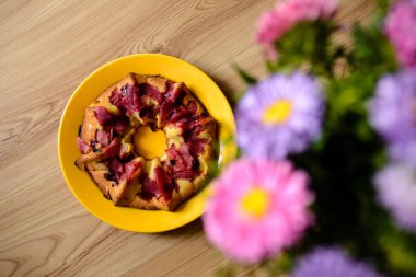 Masada çiçekler olan pasta..