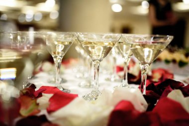 Kokteyller ve şampanya için güzel bardaklar masada duruyor..