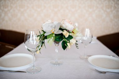 Yemek Masası ayarı çiçeklerle süslenmiş.