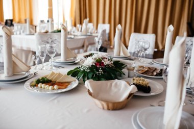 Güzel sofra takımı, çiçekler ve mumlar dekorasyon