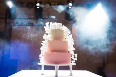 Güzel düğün pastası.