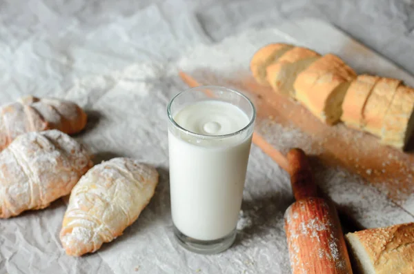 Stilleben Mjölk Och Bröd — Stockfoto