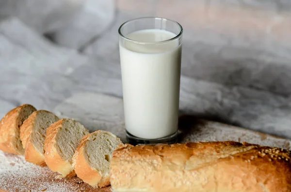 Stilleben Ett Glas Mjölk Och Skivat Bröd — Stockfoto