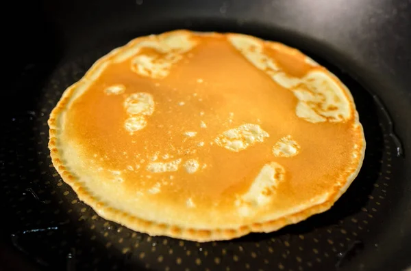 Memasak Pancake Dalam Wajan — Stok Foto