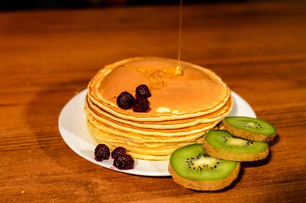 Pancake Lezat Dengan Madu Kiwi Dan Berry — Stok Foto