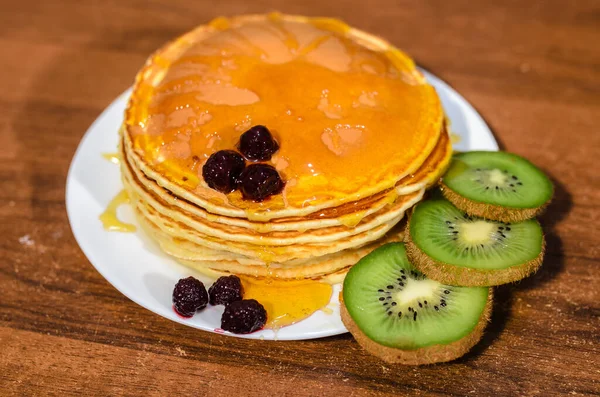 Deliciosas Panquecas Com Mel Kiwi Bagas — Fotografia de Stock