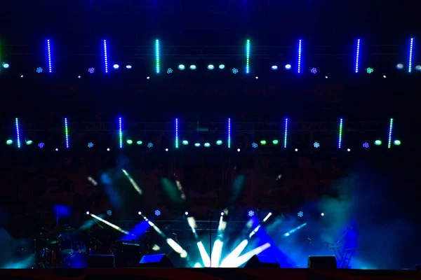 観光煙のスポットライトビーム ステージ照明の背景写真 — ストック写真