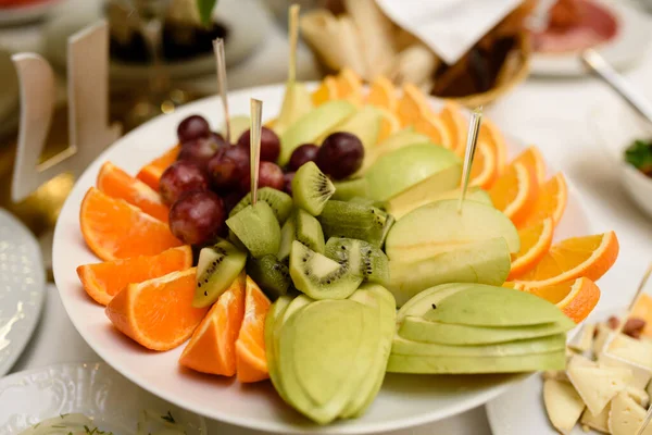 Prato Com Prato Frutas Picadas — Fotografia de Stock