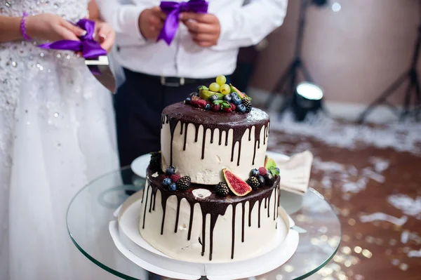 Bröllopstårta Med Choklad Och Bär — Stockfoto