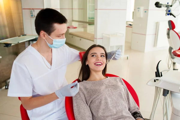 Dentysta Jest Leczenie Zębów Piękna Dziewczyna — Zdjęcie stockowe