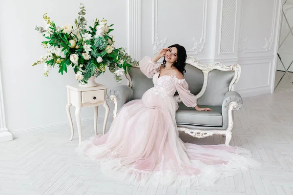 방에서 드레스를 아름다운 임산부 — 스톡 사진