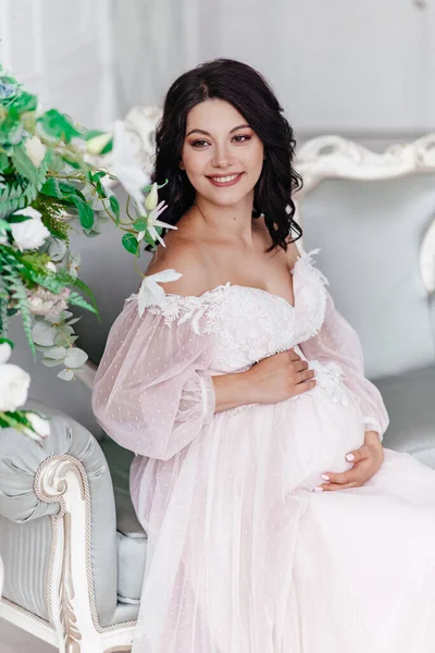 Όμορφη Έγκυος Κοπέλα Ένα Φόρεμα Ένα Φωτεινό Δωμάτιο — Φωτογραφία Αρχείου