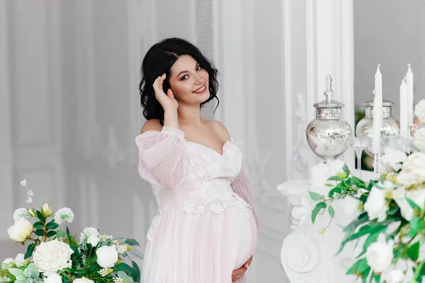 美しいです妊娠中の女の子でAドレスで明るい部屋 — ストック写真