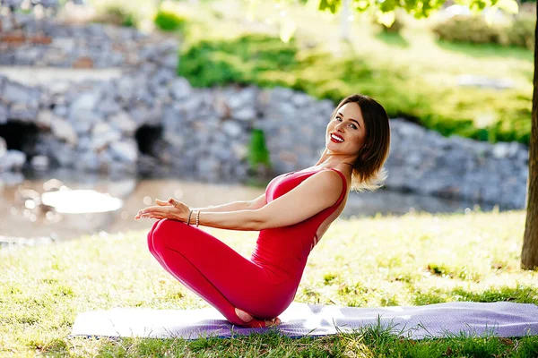 Eine Frau Mittleren Alters Praktiziert Draußen Einem Rasenpark Barfuß Yoga — Stockfoto
