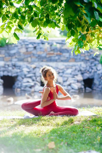 Kaukasische Frau Macht Yoga Macht Asanas Der Natur Vor Dem — Stockfoto