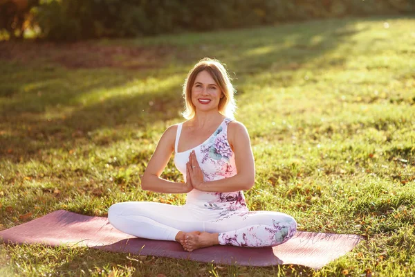 Yoga Parken Utomhus Med Effekt Ljus Hälsa Kvinna Yoga Kvinnan — Stockfoto