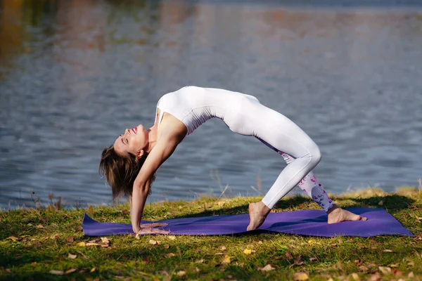Ung Kvinna Som Gör Yoga Morgonparken Nära Sjön — Stockfoto