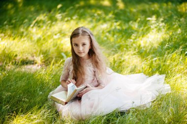 Sevimli kız yaz Park kitap okuma