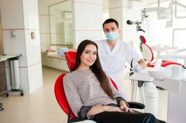 Diş sağlığı kliniğinde aletleri olan yakın plan erkek dişçi..