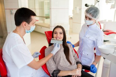insanlar, tıp, stomatology ve sağlık kavramı - mutlu kadın diş hekimi asistanı ve diş Kliniği ofisindeki hasta kız