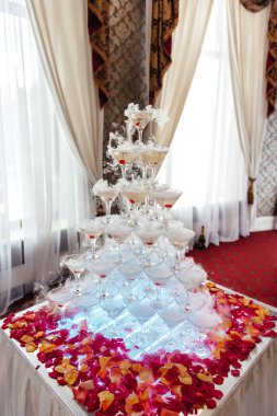 Düğün tablo şampanya bardağı yığını