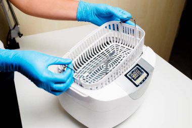 Ameliyathane masasında steril kumaş cerrahi aletler..