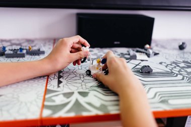 Küçük bir çocuk renkli bir inşaatçıyla oynuyor. Anaokulunda bir çocuk. Çocukların gelişim mimarı. Bir çocuk renkli küplerden bir kule inşa eder..