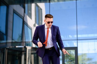 Sokaklarda dans eden bir iş adamı.