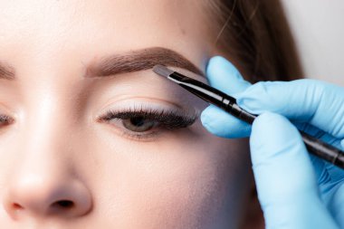 Kalıcı makyaj. Kaşlar kalıcı dövme. Kaş-kaş dövme kalıcı uygulama güzellik uzmanı makyaj