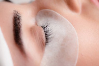 Aşırı uzun kirpik ve siyah liner makyaj kadın göz güzel makro çekim. Mükemmel bir şekil makyaj ve uzun kirpikler. Kozmetik ve makyaj. Closeup makro moda gözleri sima vurdu