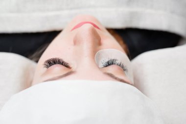 Güzellik salonunda kirpik laminasyon prosedürü geçiren genç kadın, closeup