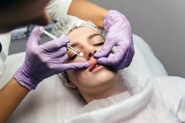 Şırıngalı güzel ağız ve dudaklar.