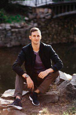 Adam kayalarda oturuyor..