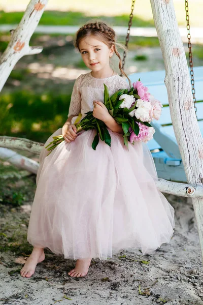 Kis Csecsemő Szép Lány Virágokkal Rózsaszín Ruhában Gyönyörű Kertben — Stock Fotó