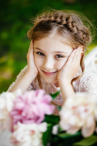 Portret Van Een Mooi Klein Meisje Bloemen — Stockfoto