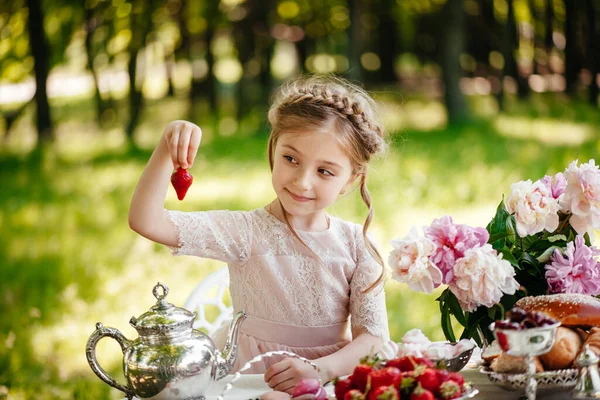 Meisje Eet Aardbeien Met Thee Het Park — Stockfoto