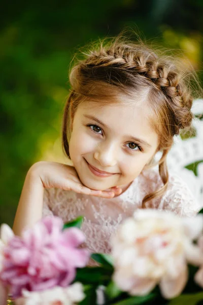 Meisje Met Bloemen Het Park — Stockfoto