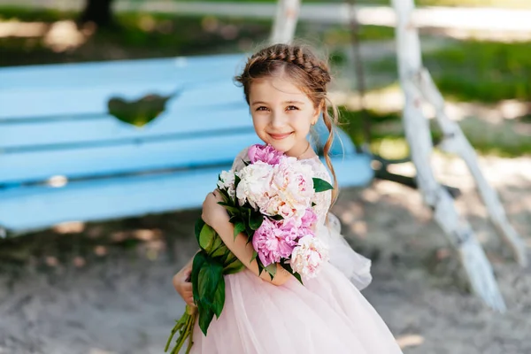 Kislány Virágokkal Parkban — Stock Fotó