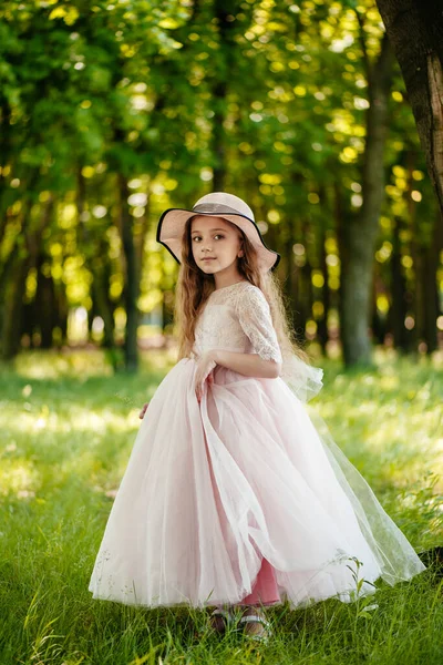 Een Mooi Meisje Een Jurk Een Hoed Het Park Glimlacht — Stockfoto