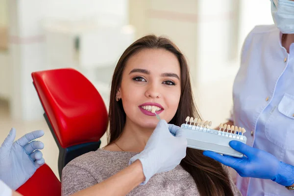 Dentista Com Assistente Pegar Cor Dos Dentes Para Uma Menina — Fotografia de Stock